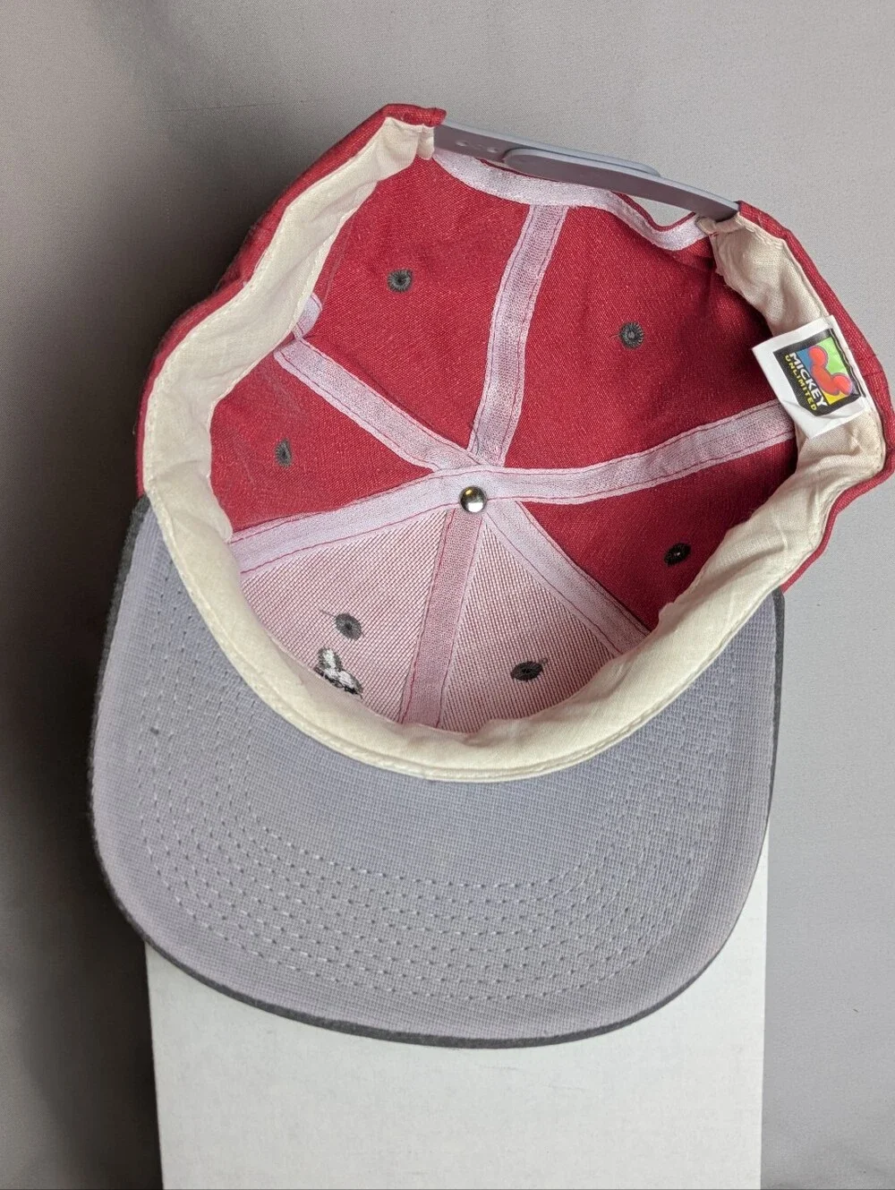 Vintage 1990s Disney Goofy snapback cap featuring Embroidered Goofy